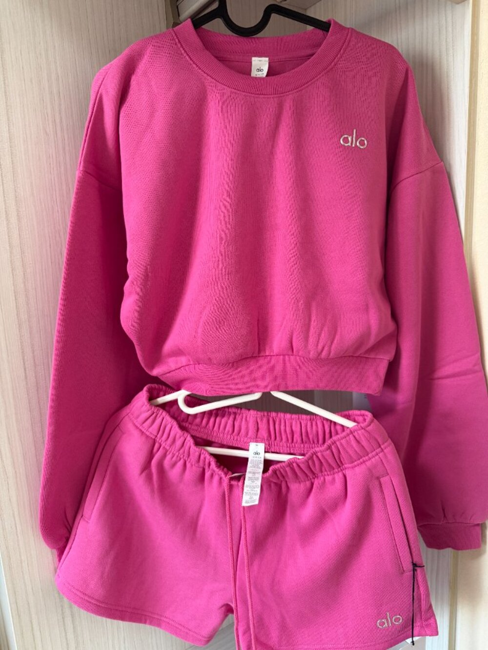 ALO Yoga Set Cropped Accolade Crewneck With Short - Picture 2 of 4